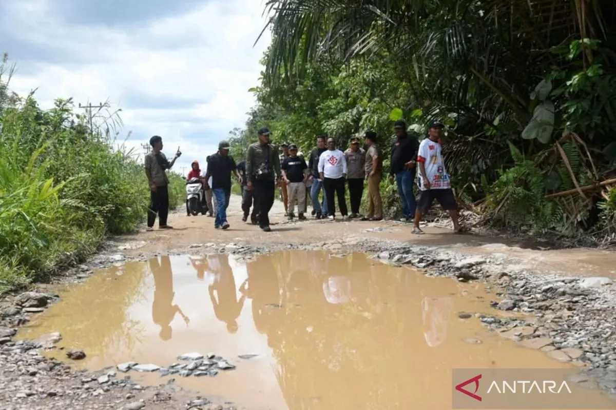 Percepatan Perbaikan Jalan Poros Kuala Dua-Sungai Asam di Kubu Raya