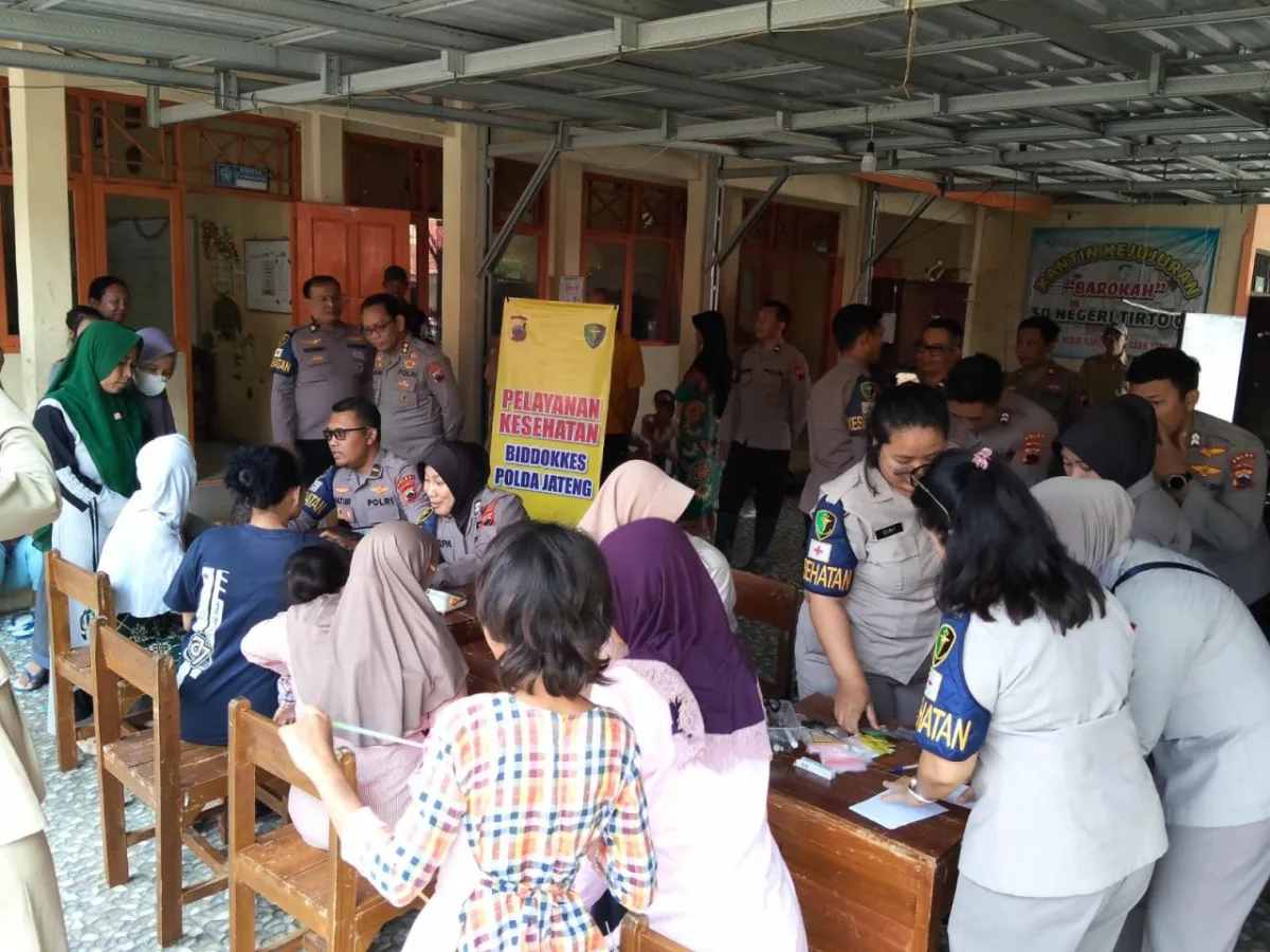 Pelayanan Kesehatan Gratis untuk Pengungsi Banjir di Pekalongan