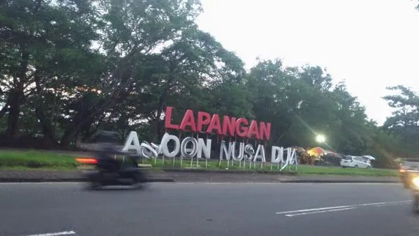 Kerusakan Papan Nama di Lapangan Lagoon Nusa Dua