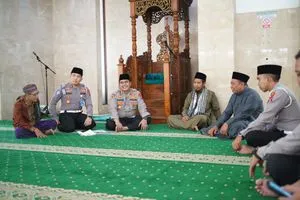 Polisi Polda Banten Gelar Sholat Jum'at Keliling di Serang