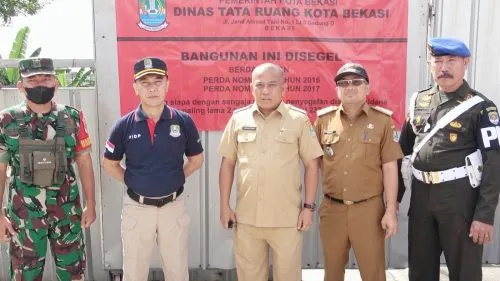 Dinas Tata Ruang Bekasi Segel Perumahan PT. Hadez Graha Utama di Jatiasih