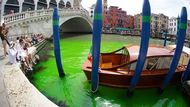 Kanal Venesia Berwarna Hijau Neon: Penyebabnya Terungkap