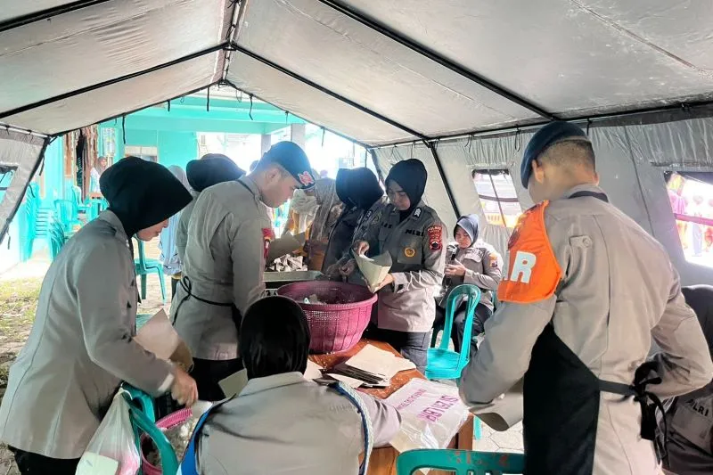 Brimob Tanggapi Cepat Banjir dan Longsor di Jawa Tengah