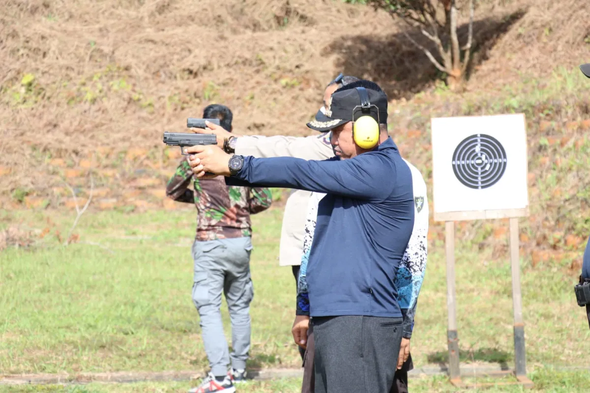 Bupati Luwu Timur Isi Akhir Pekan dengan Latihan Menembak di Lapangan Tembak Polres