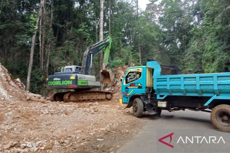 Penutupan Jalan Poros Maros-Bone Akibat Proyek Pelebaran