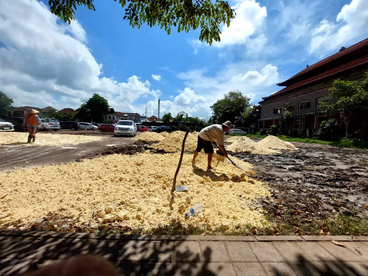 Perbaikan Lapangan Parkir Ubud Melalui Pengurugan Batu Kapur