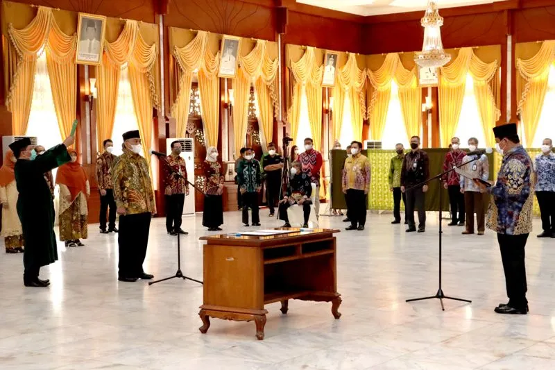 Hanawijaya Dilantik sebagai Direktur Utama Bank Kalsel