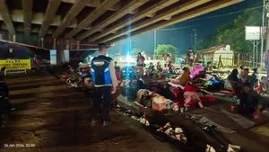 Bhabinkamtibmas Pantau Pengungsi Banjir di Desa Mulyasari