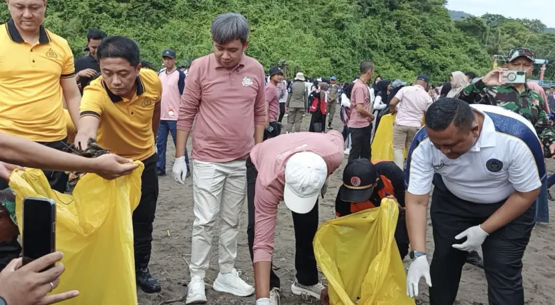 Gus Fawait Pimpin Aksi Bersih Pantai untuk Tingkatkan Pariwisata Jember