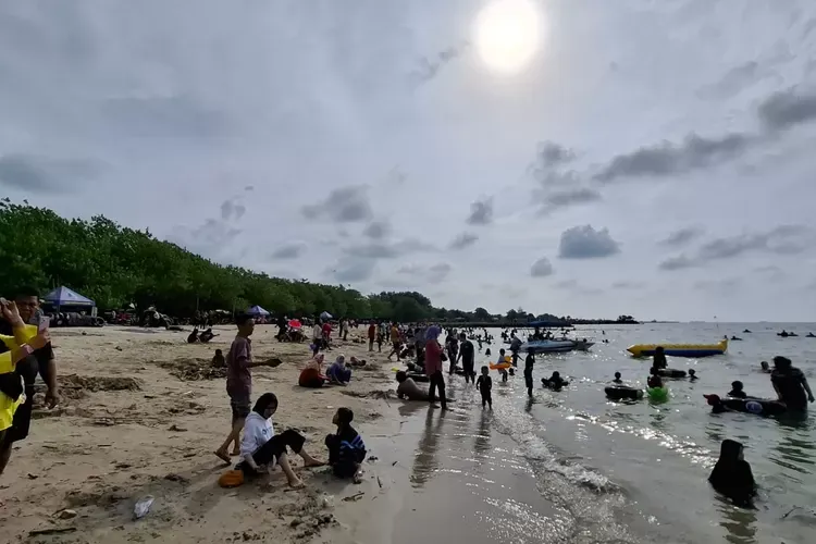 Libur Panjang, Pantai Dalegan Gresik Dipadati Wisatawan
