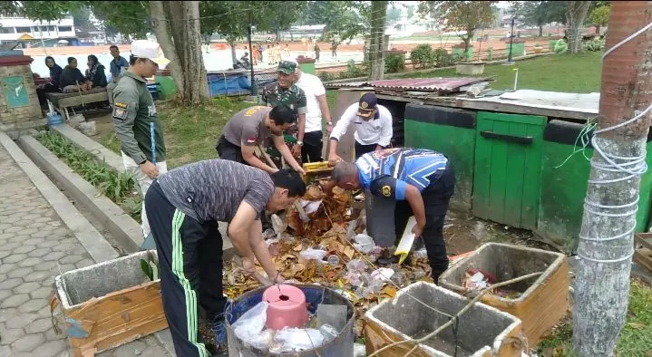 Kapolres Kuansing Pimpin Gotong Royong Bersihkan Taman Jalur Sebagai Tindak Lanjut Arahan Presiden