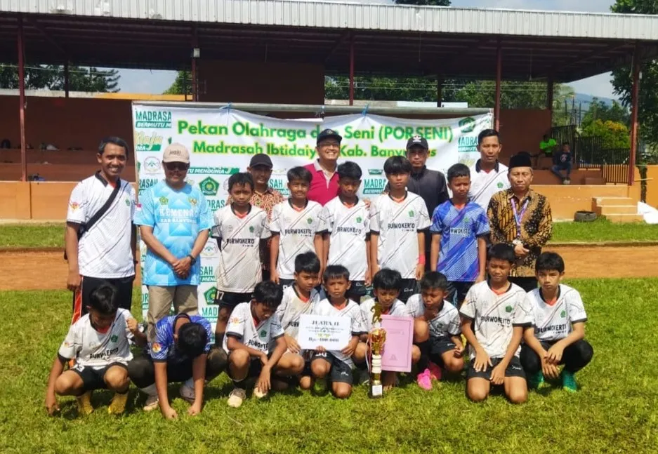 Tim Sepak Bola Mini KKM MI Purwokerto Timur Raih Juara 2 PORSENI MI