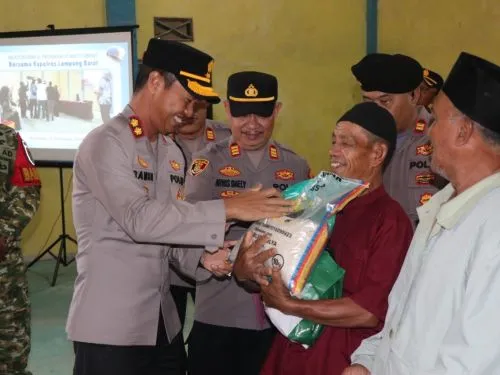 Kapolres Lampung Barat Bagikan Sembako dalam Kegiatan Jumat Berkah di Sekincau