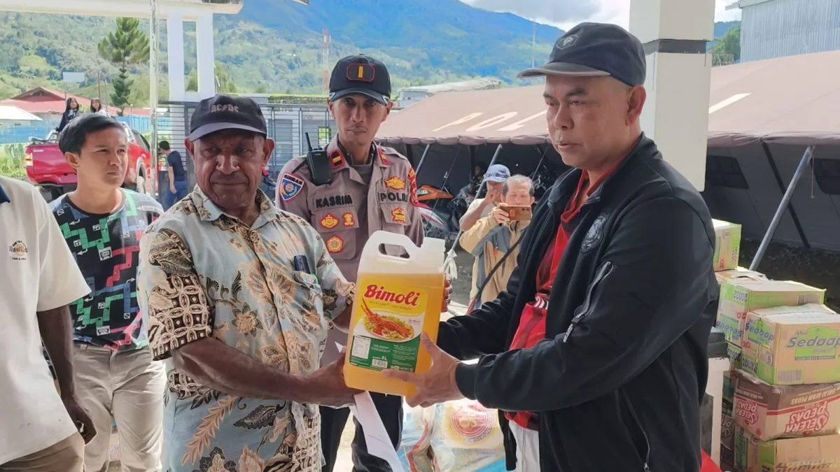 Polres Tolikara Dampingi Dinas Sosial Salurkan Sembako untuk Korban Kebakaran