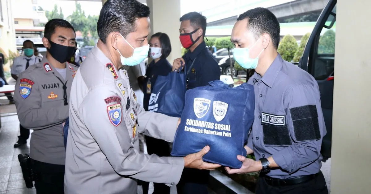 Polri Salurkan Bantuan Sembako kepada Satuan Pengamanan Terdampak Covid-19