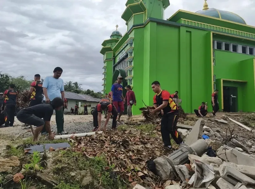 Brimob Babel Ajak Warga Bersihkan Desa dan Pantai