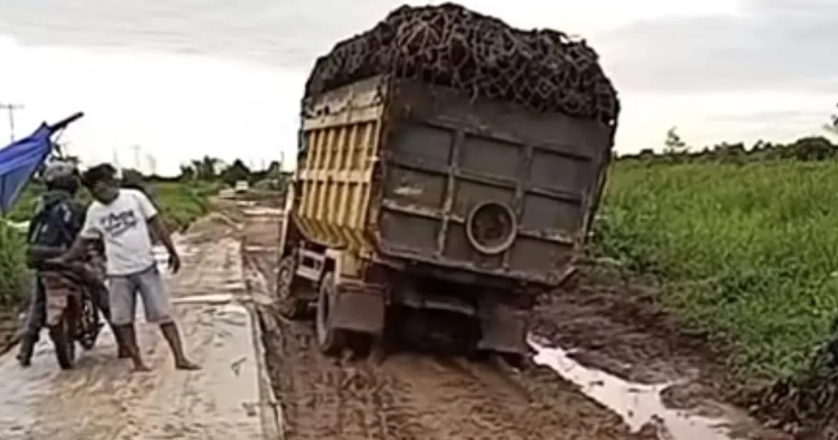 Warga Muara Pawan Protes Truk Sawit yang Melintas di Jalan yang Sedang Diperbaiki