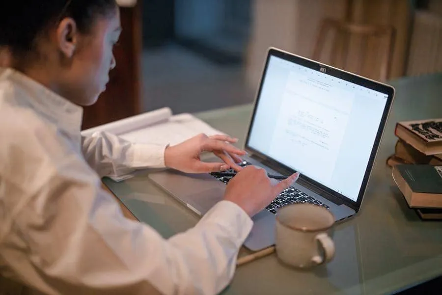 Kecerdasan Buatan untuk Review Jurnal Ilmiah: 9 Tools yang Perlu Diketahui