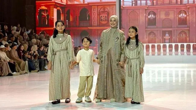 Natasha Rizky dan Tiga Anak Tampil di Runway Ramadhan Show Koleksi Lebaran Shireen-Zaskia Sungkar
