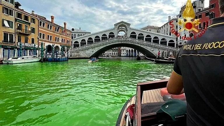 Kanal Venesia Berubah Hijau, Pihak Berwenang Selidiki Penyebabnya