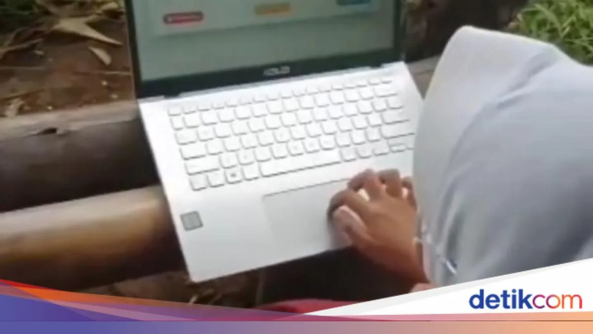 Guru dan Siswa SDN 2 Klesem Berjuang Mendapatkan Sinyal Internet untuk ANBK