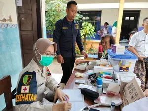Sidokkes Polres Kudus Gelar Bakti Kesehatan untuk Pengungsi Banjir di Mejobo