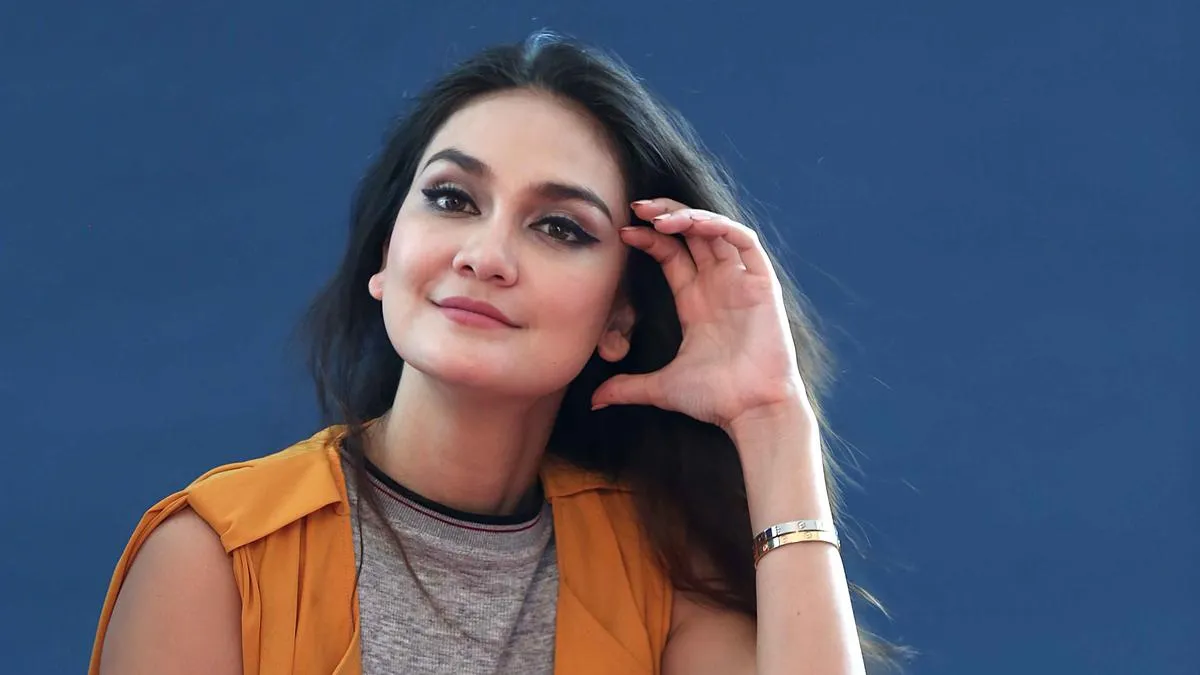 Luna Maya Gelar Pameran Karya Seni Ayahnya yang Tercinta