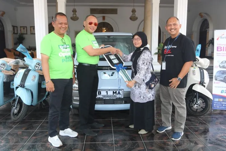 Guru SD Tegal Raih Mobil Listrik dari Undian Bank Jateng