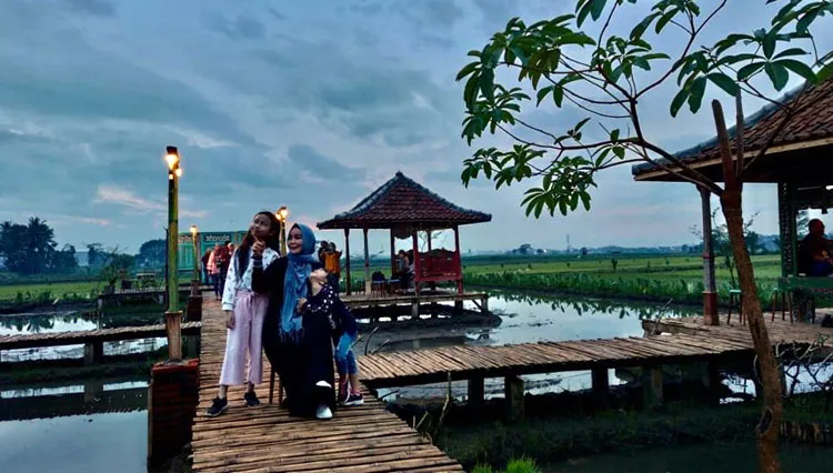 Gubuk Senja Malang: Menikmati Kuliner Khas Desa dengan Latar Sawah dan Langit Biru