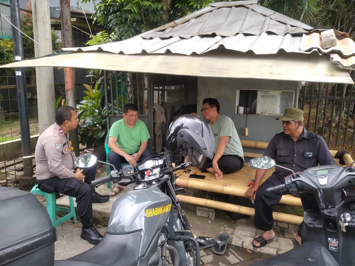 Bhabinkamtibmas Desa Kemuning Lakukan Sambang Warga dan Sampaikan Imbauan Kamtibmas