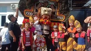 Bhabinkamtibmas Sangkrah Tampilkan Reog Ponorogo sebagai Hiburan Edukatif di SD Dadapsari