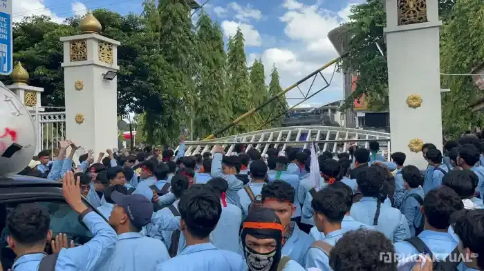 Ratusan Mahasiswa Universitas Riau Gelar Aksi Unjuk Rasa di Kantor Gubernur