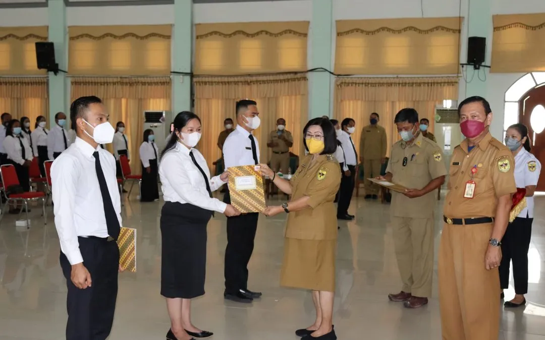 Wakil Bupati Gunung Mas Serahkan SK CPNS dan PPPK Formasi 2020