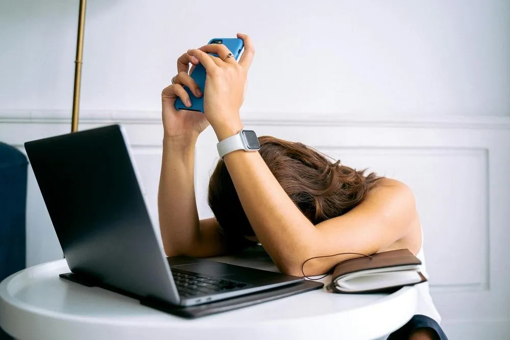 Toxic Productivity: Tantangan Budaya Komunikasi Digital yang Perlu Diatasi