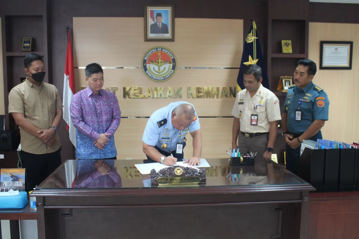 Penyerahan Sertifikat Kelaikan Laut KMC AD-65 oleh Kapuslaik Kemhan