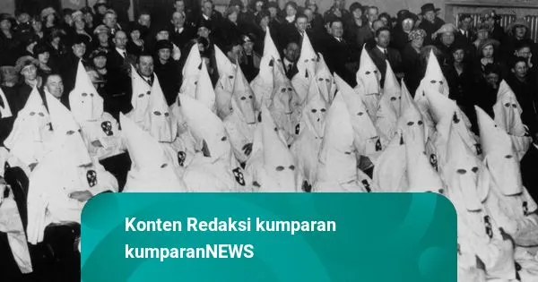 Pria Bertopeng KKK Berbelanja di Swalayan California, Diminta Lepas Penutup Kepala