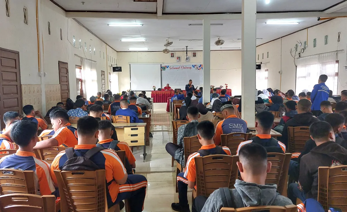 Prodi TRKJ Universitas Bung Hatta Sosialisasikan Peluang Dunia Teknologi ke Siswa SMKN 1 dan 2 Kota Solok