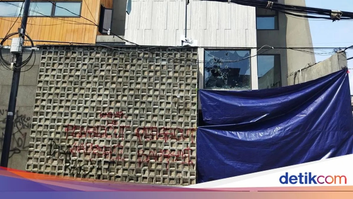 Rumah Ahmad Sahroni Ditutup Terpal dan Dijaga TNI Setelah Dijerang