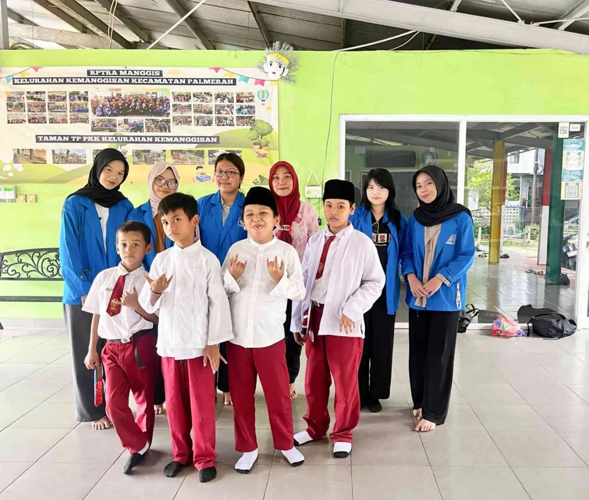 Mahasiswi Universitas Bina Sarana Informatika Ajak Masyarakat Jaga Kebersihan Lingkungan