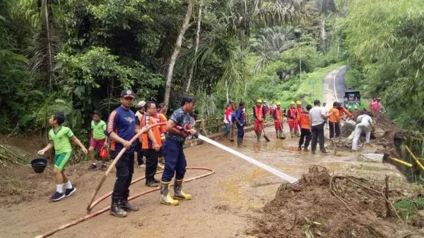 Akses Jalan di Banjar Sekarmukti Belok Sidan Kembali Normal Setelah Pembersihan Longsor
