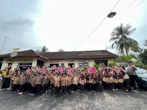 Ratusan Anak TK Kunjungi Polsek Seputih Banyak, Kapolsek: Polisi Sahabat Anak