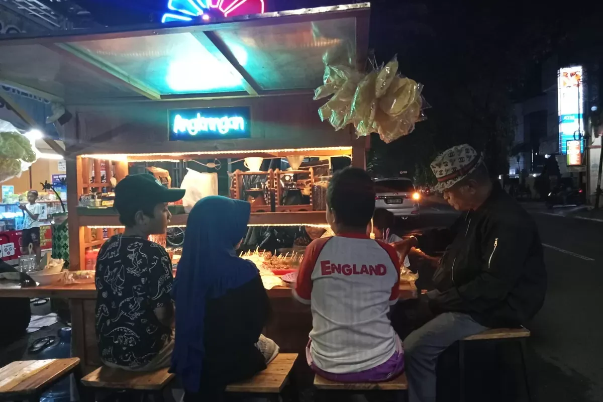 Denyut Surabaya dalam Secangkir Kopi: Warkop, Kafe, dan Pergeseran Ruang Publik