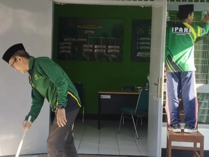 KUA Purwokerto Barat Gelar Kerja Bakti untuk Kebersihan Ruang Pelayanan