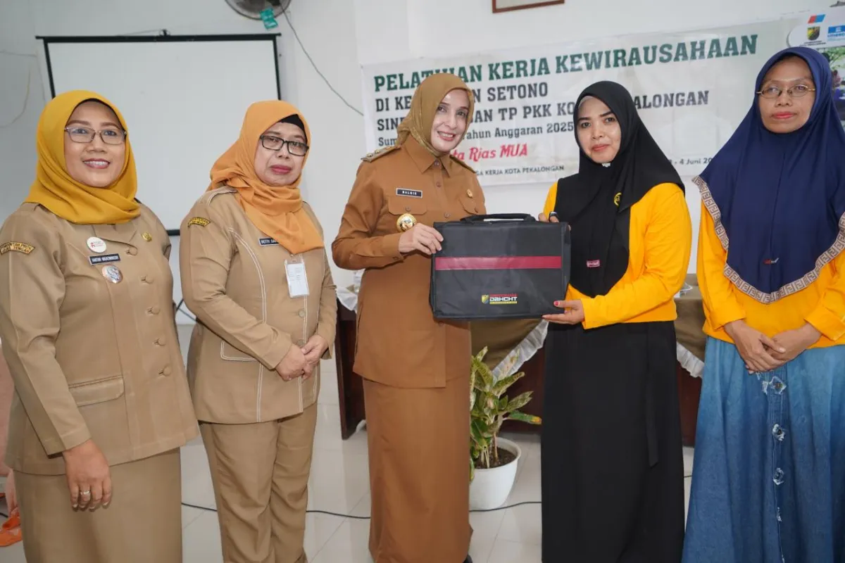 Pemkot Pekalongan Gelar Pelatihan MUA bagi Kader PKK dan Pemuda Didanai DBHCHT 2025