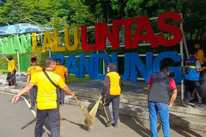 Polrestabes Bandung Luncurkan Gerakan Bersih Objek Wisata dan Jalan Protokol