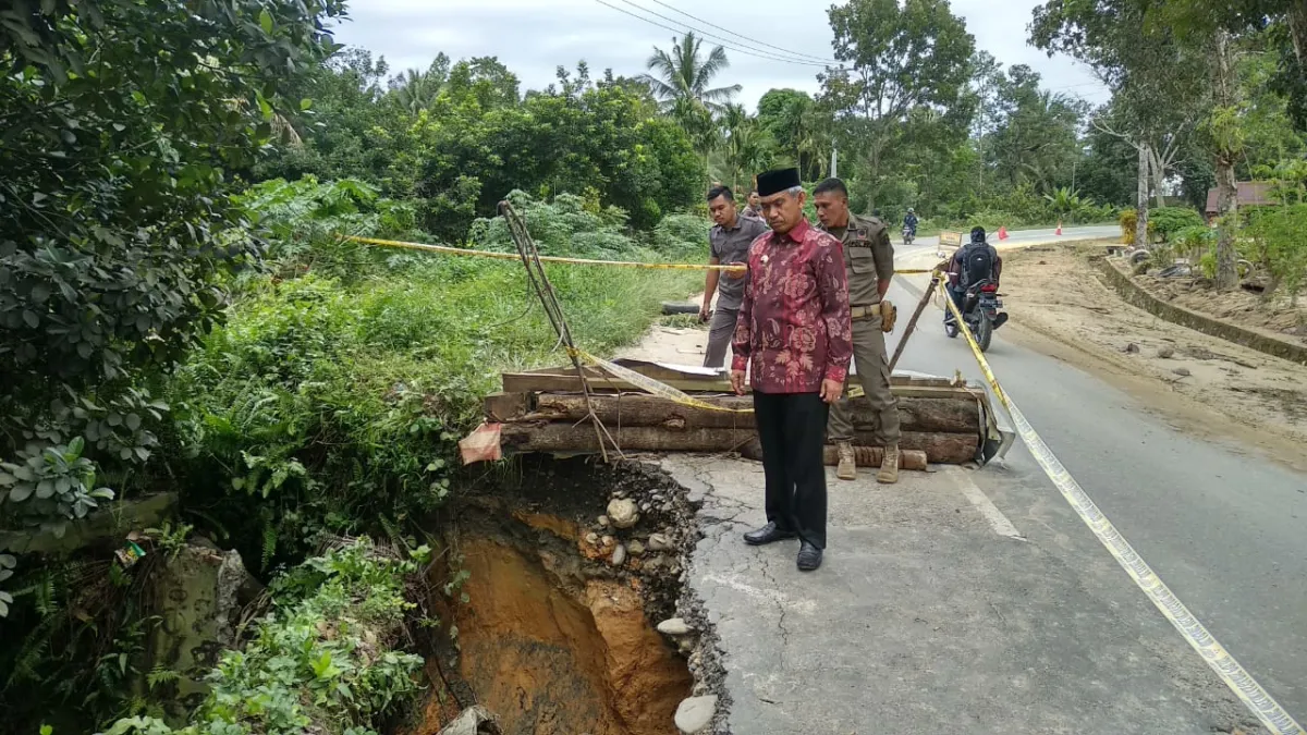 Bupati Luwu Timur Instruksikan Penanganan Segera Jalan Amblas di Burau