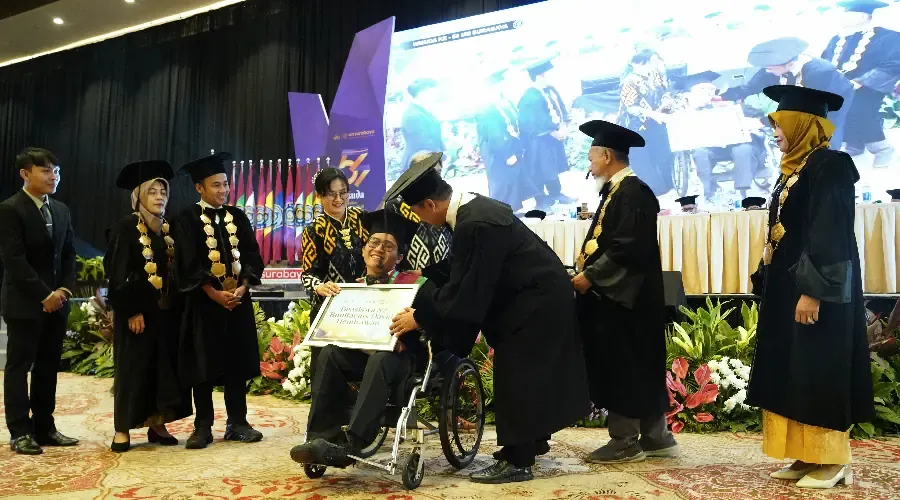 David, Mahasiswa Difabel UMSurabaya Lulus Cumlaude Berkat Dukungan Ibu