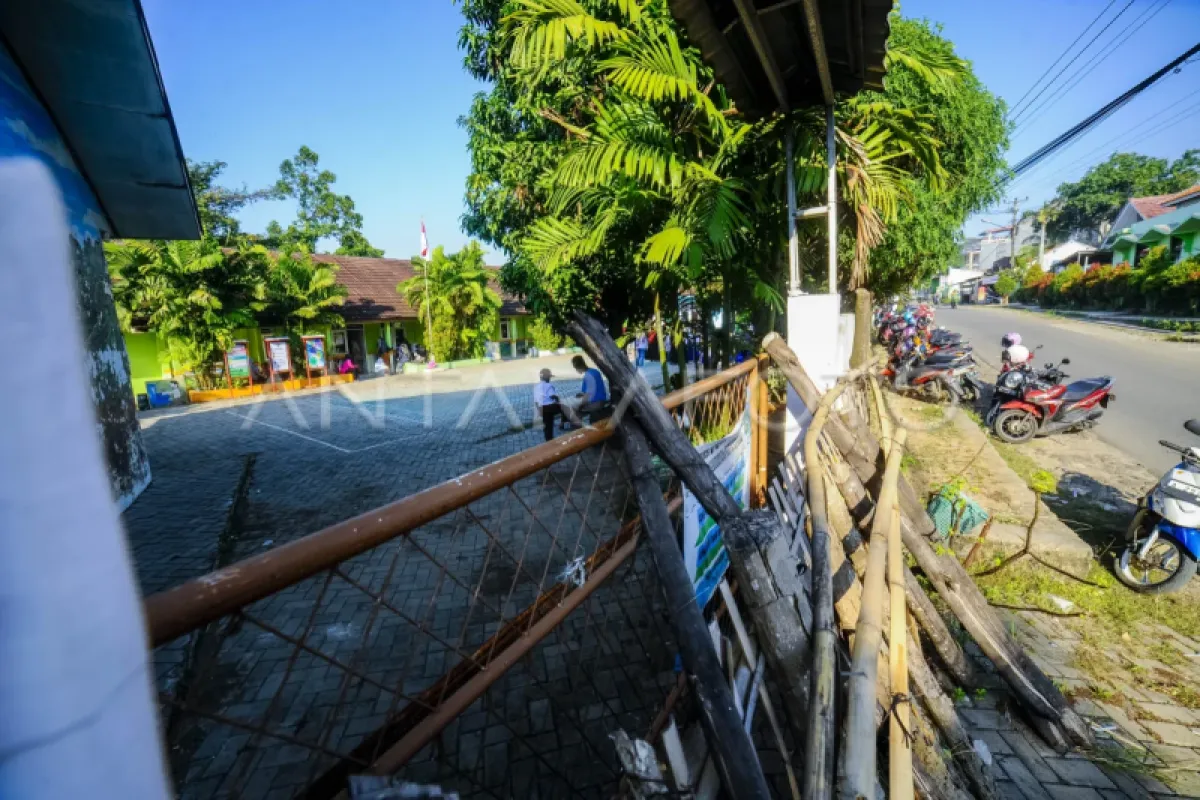 Gerbang Utama SD Negeri Kuranji Ditutup, Siswa Mengakses Melalui Jalan Samping