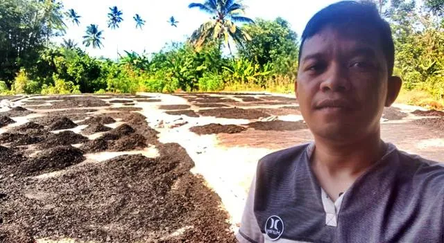 Harga Kopra Anjlok, Seorang Tukang Arang Menawarkan Solusi