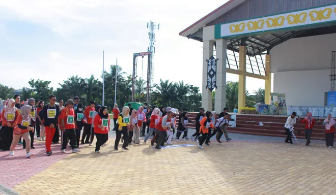 Peringati HKN 2025, Dinkes Kotawaringin Barat Gelar Gerakan Kebugaran Jasmani untuk ASN